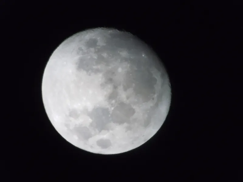 Fast voller Mond, mit dem Smartphone durchs Okular fotografiert