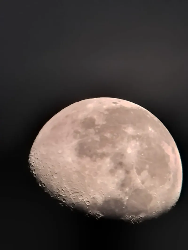 Zunehmender Mond durchs Teleskop fotografiert