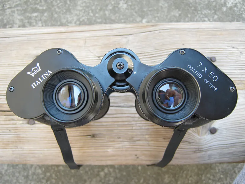 Ein Fernglas 7×50