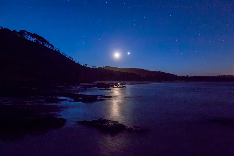 Mond, Venus und Mars in der Abenddämmerung über dem Meer