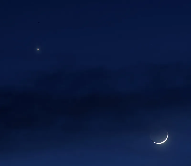 Mondsichel, Venus und Mars eng beisammen in der Dämmerung