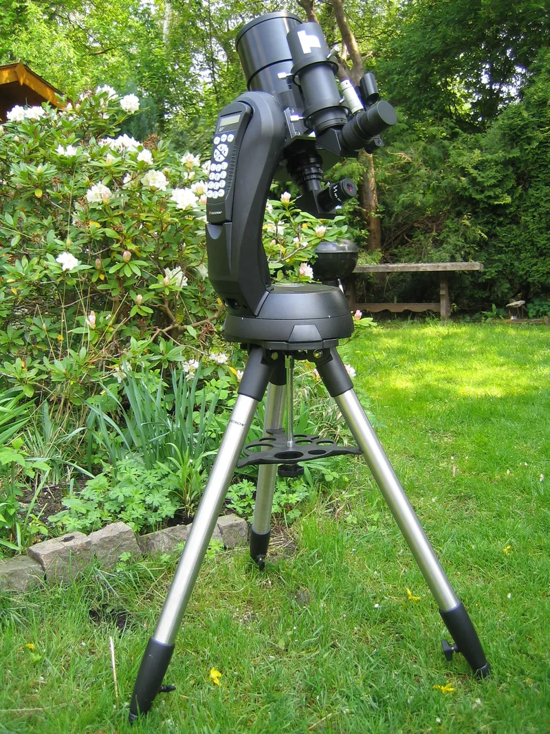 GoTo-Teleskop auf einer Gabelmontierung im Garten