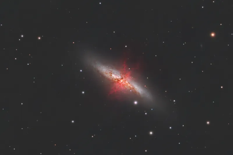 Die Zigarrengalaxie M 82 im Großen Bären